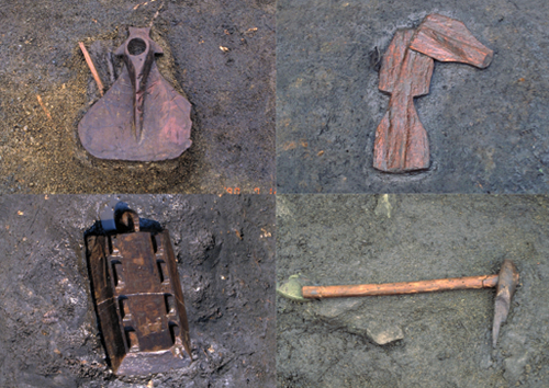 木製品（左上から、鍬先・鍬先の未製品・容器・石斧の柄）