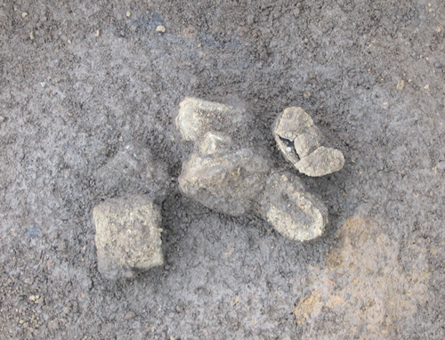 H64号竪穴住居跡出土　銅製帯金具